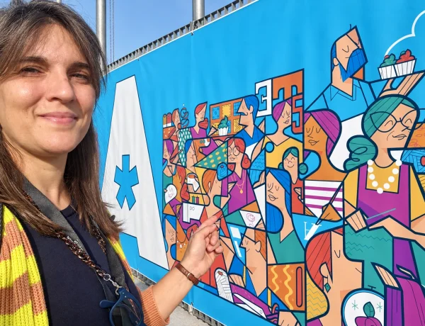 Gloria Cesarotto davanti alla grande A di Abilmente alla fiera di Vicenza 2026